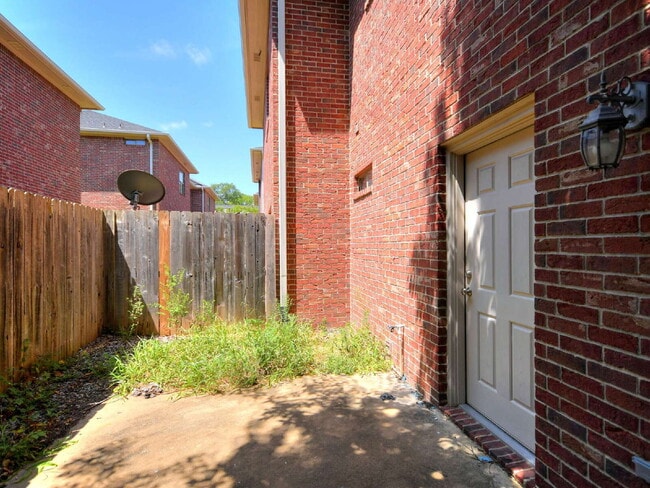 Building Photo - "Spacious 4-Bed, 4-Bath Townhouse Gem in College Station – Perfect for Comfortable Living!"