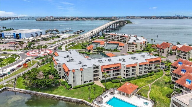 Building Photo - 106 1st St E