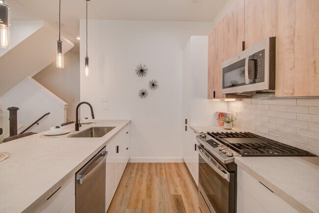 Building Photo - 6742 Peerless St