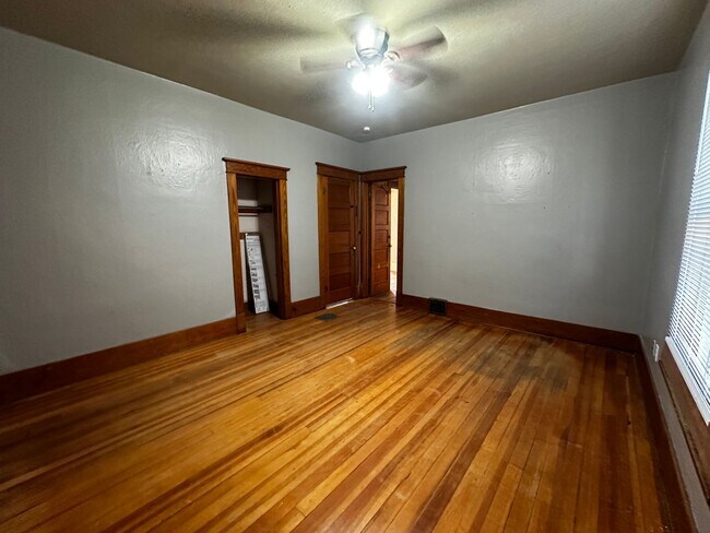 Building Photo - Beautiful 5 Bedroom, 2 Bath in Prime Location Near Campus