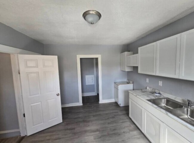 Building Photo - 2405 N 34th St