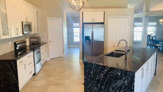 Building Photo - Lovely 4/2 in the Gated Lake Fisher Estate...
