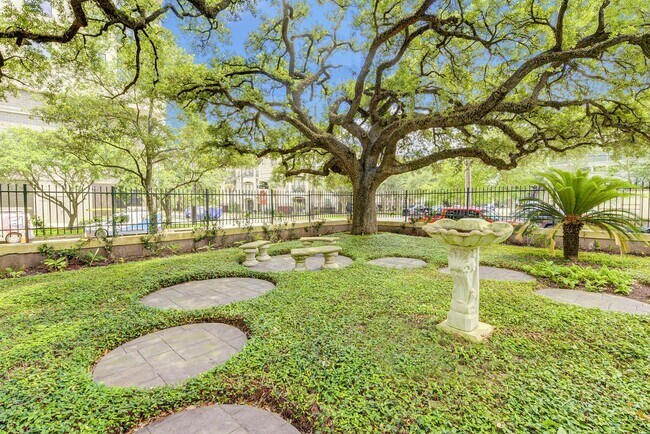 Building Photo - Exceptional 1 bed/1bath loft-style unit in...