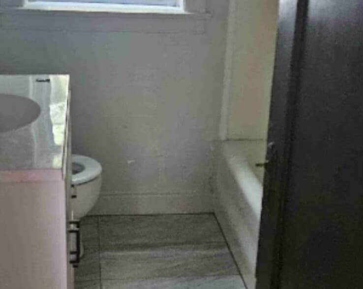 Building Photo - 8119 S Vernon Ave