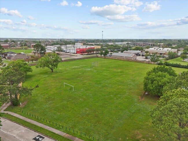Building Photo - 4214 Fernside Dr