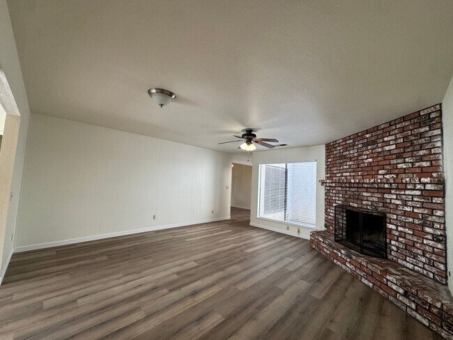 Building Photo - 657 W Escalon Ave