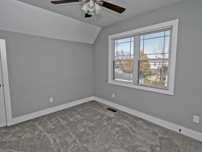 Building Photo - 1576 Greenway Ave