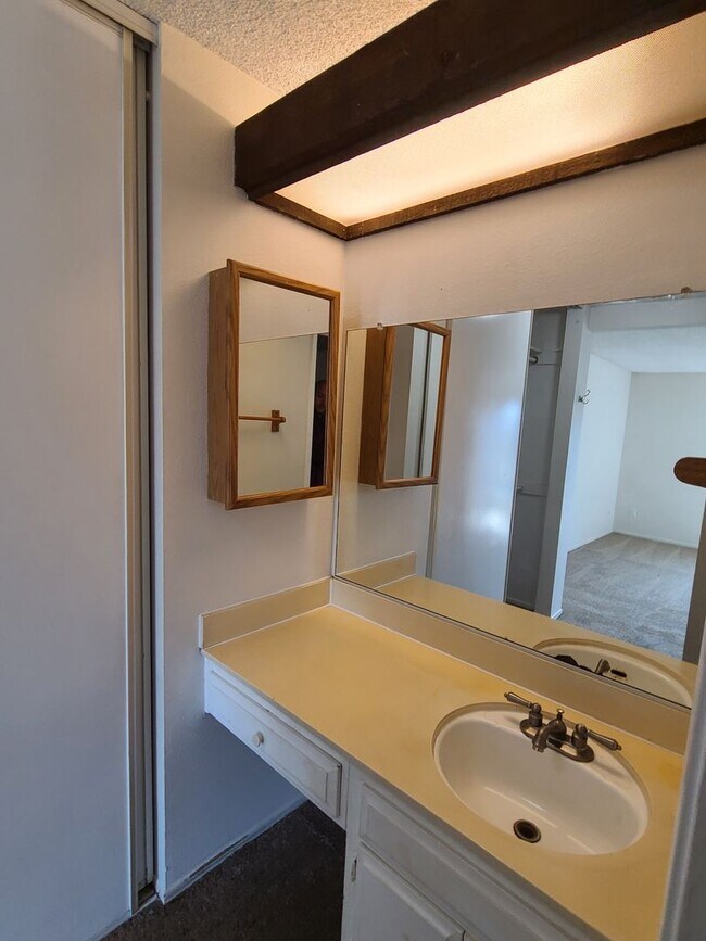Building Photo - Beautiful 2BD/1BA – Natural Light - Mission Trails/San Carlos Area - Comfortable and Quiet