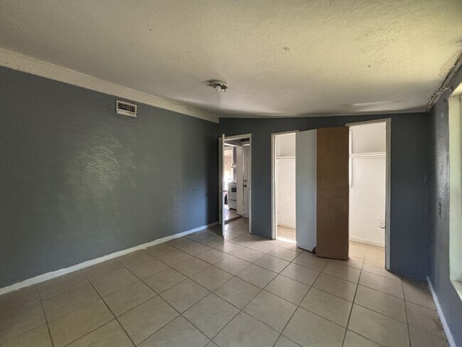 Building Photo - 444 Duray St