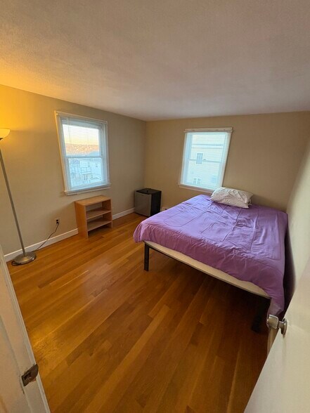 Building Photo - 92 Sylvia St