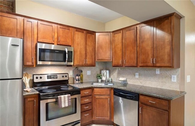 Building Photo - High-End Comfort in Every Detail