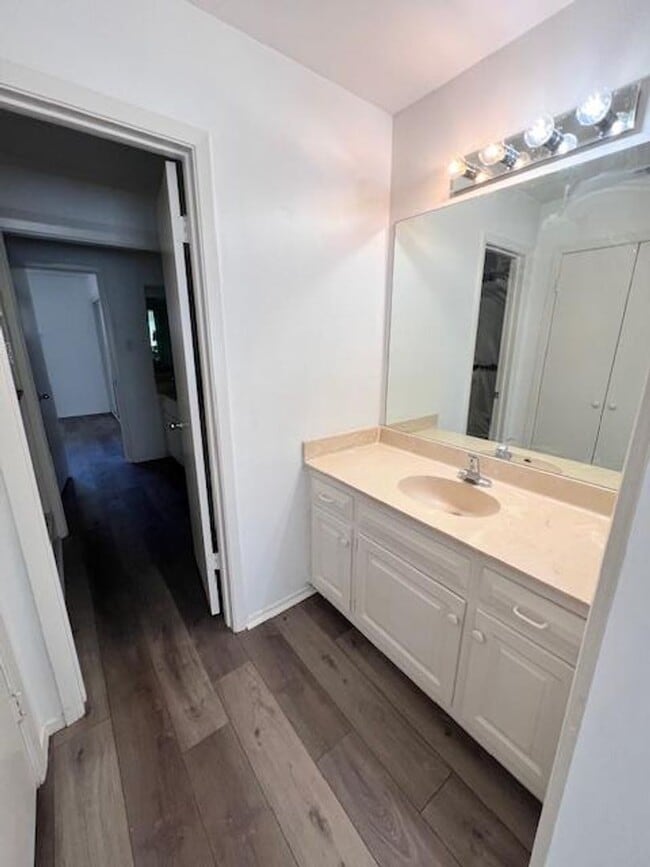 Building Photo - Northwest Condo / 2 bedrooms / 2 car garage / Backs beautiful Greenbelt