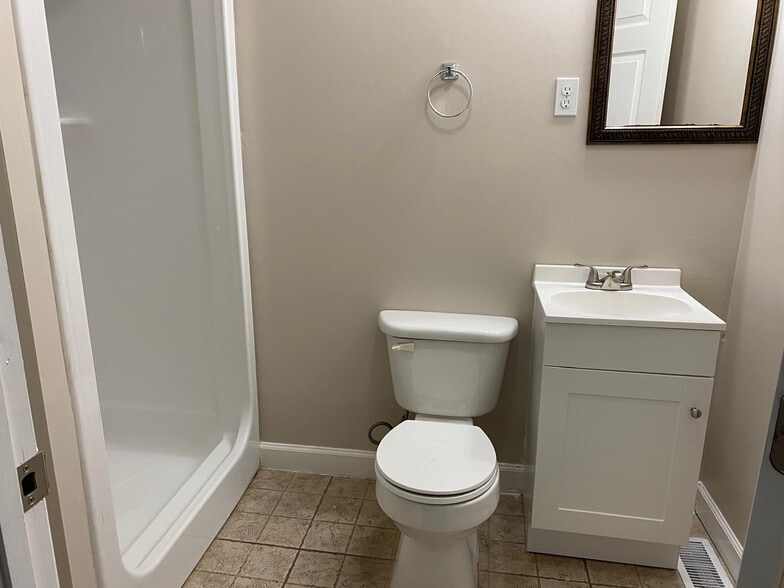 Second full bathroom - 1402 N Tennessee Blvd