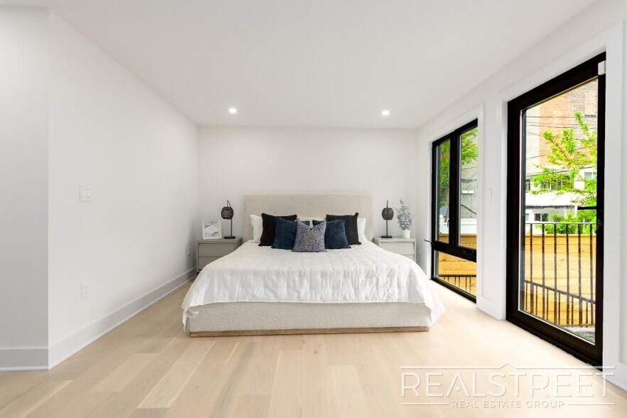 Building Photo - Exquisite 3 BR 3.5 BA Home with Private Pa...