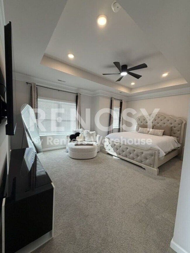 Building Photo - The fully furnished 3 Bedroom 3 bath home is just what you need!