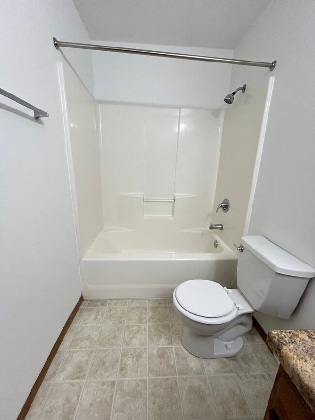 Building Photo - 3 Bed/2 Bath Home w/ Fenced in Yard!