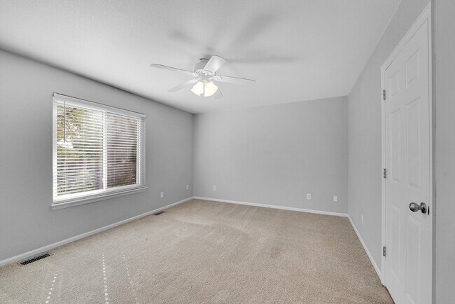 Building Photo - $2,550.00 - 3-bed, 3-bath split-level loca...