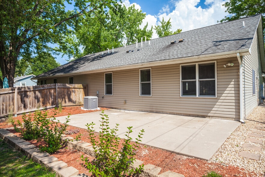 Building Photo - 8844 Pascal Ave