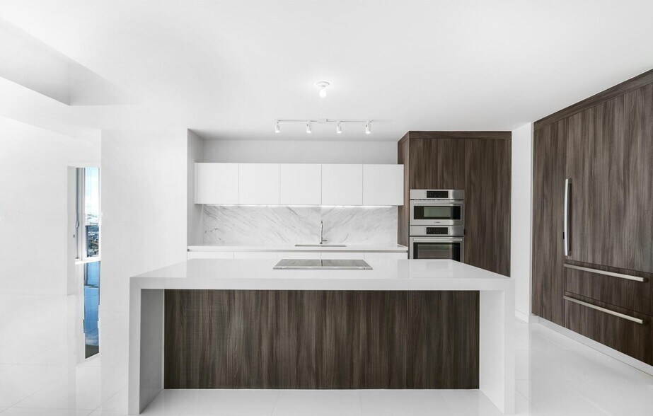 Building Photo - 851 NE 1st Ave