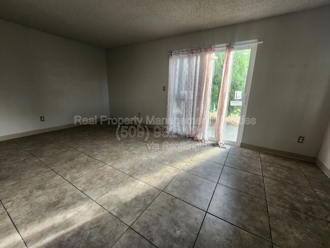 Building Photo - 2213 W 12th Ave