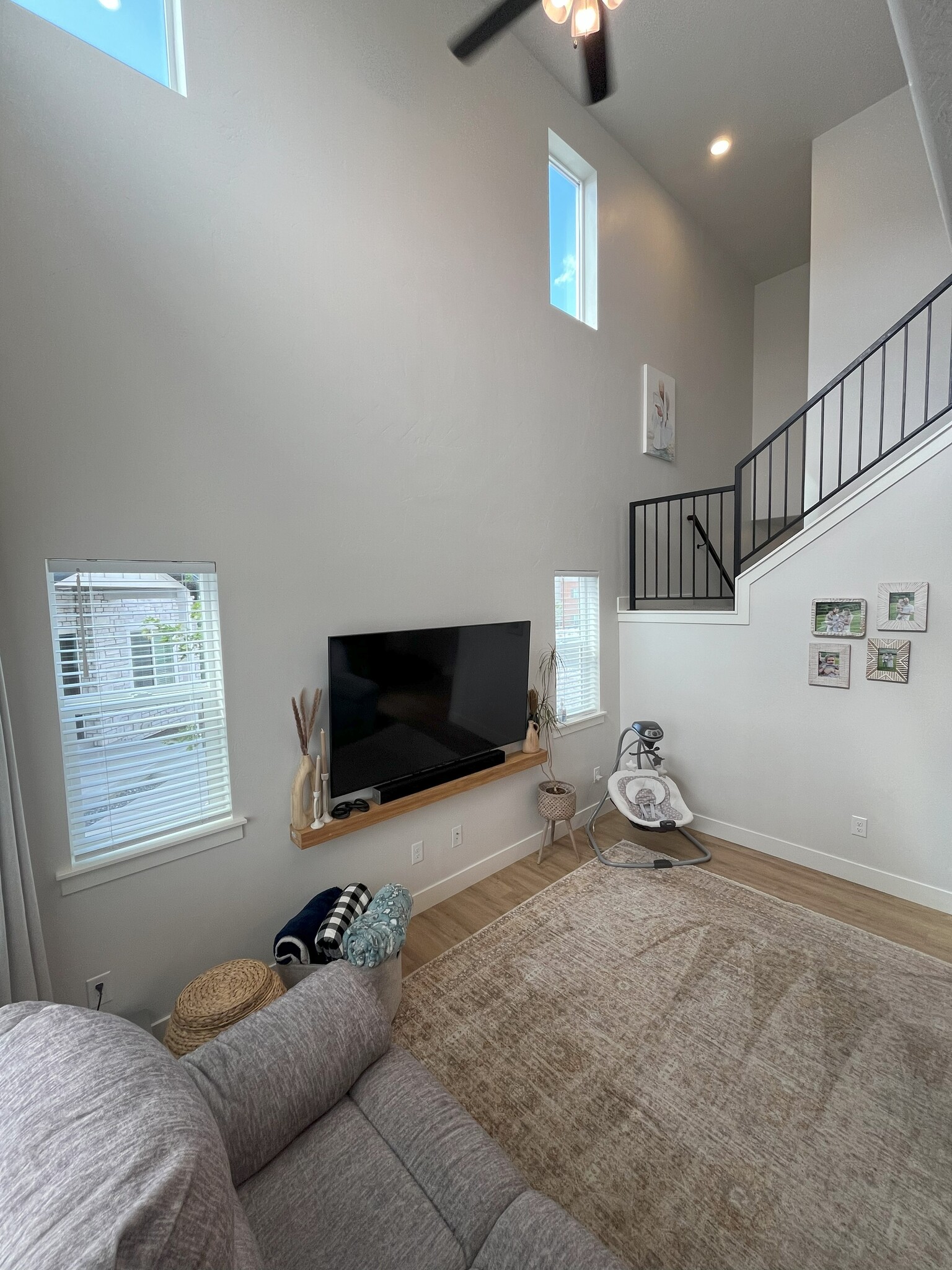Living Area - 525 W Caroles Way