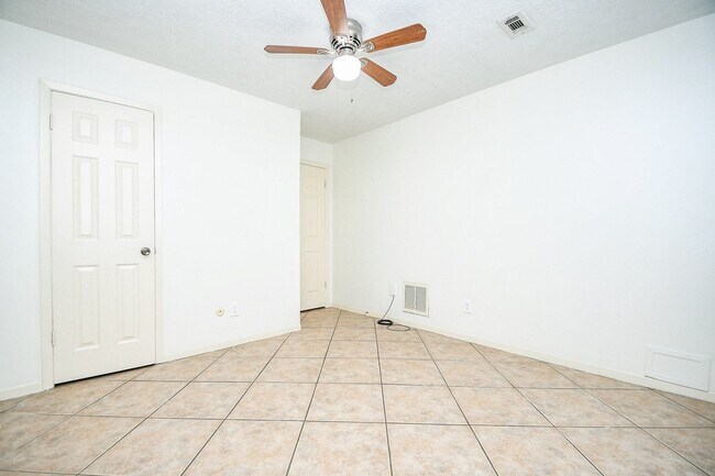 Building Photo - 6702 Spring Leaf Dr