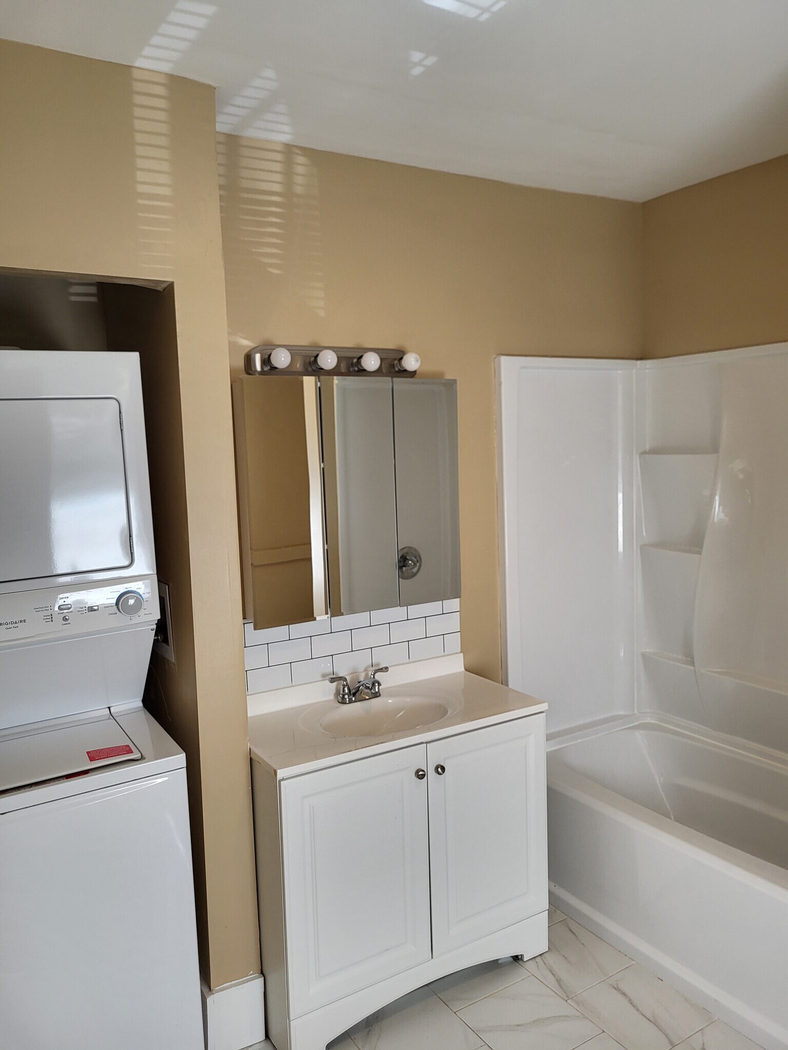 Bath/shower/washer-dry - 83 Grand Ave