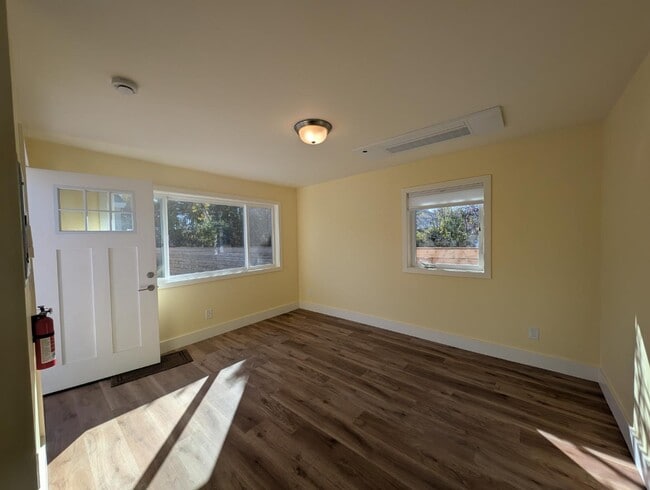 Building Photo - 1317 Haskell St