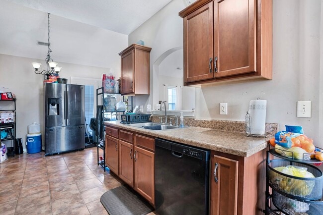 Building Photo - Welcome to Chinook Haven – Your Spacious R...