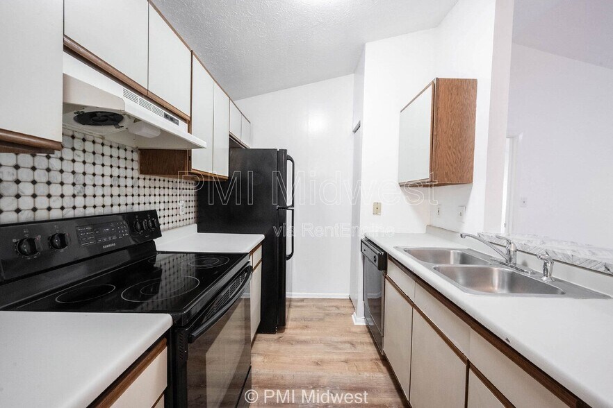 Building Photo - 4291 Village Pkwy Cir W