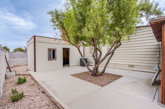 Building Photo - 55+ community 2 bed 2 bath