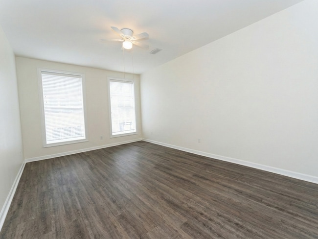 Building Photo - 235 King St