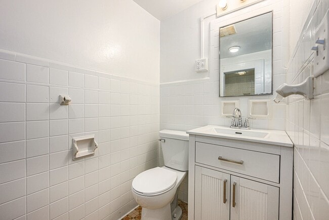 Building Photo - Spacious 1/BR Lower Level Unit- $799- Off ...