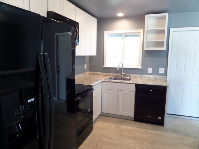 Building Photo - Super Cute & Updated 3 Bedroom House FOR R...