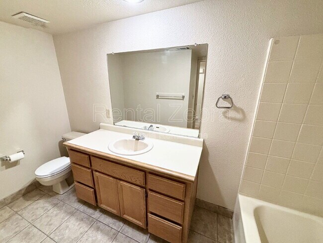 Building Photo - 3068 W Queens Cir