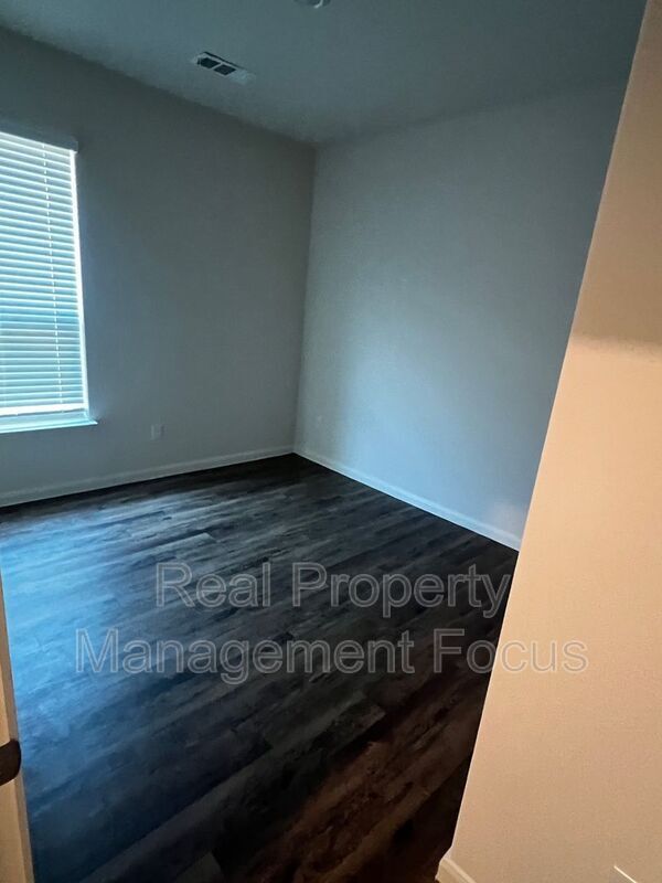 Building Photo - 837 Clark Dr
