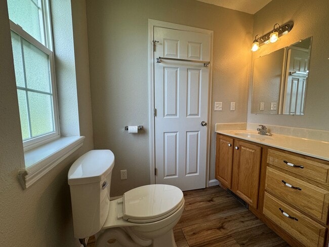 Building Photo - 3 bedroom, 2.5 bathroom duplex located clo...