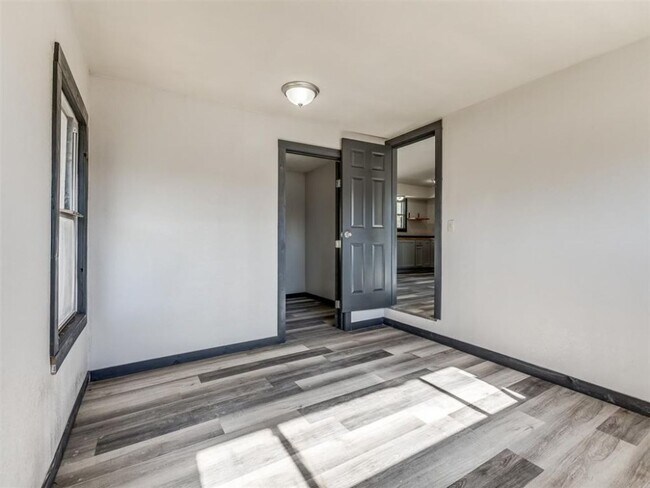 Building Photo - 3 bed, 1 bath home in Del City, OK
