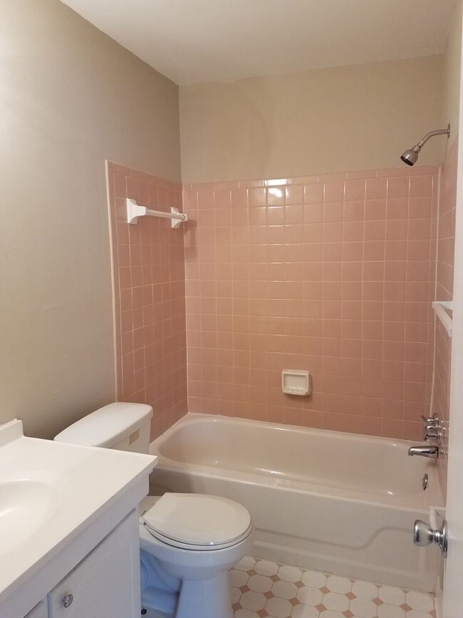 Building Photo - This spacious 3 bedroom 2.5 bathroom townh...