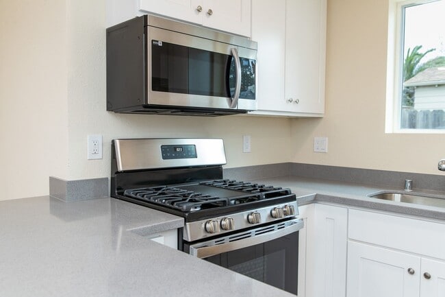 Building Photo - South Salinas  Available NOW 2 bed/1 bath