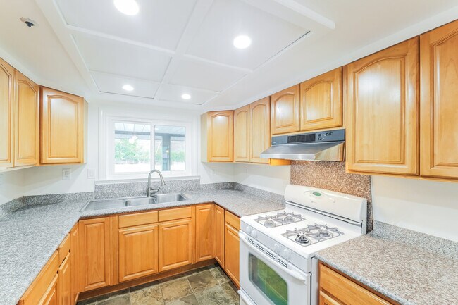 Building Photo - 105 Hampton Rd