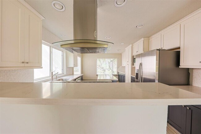 Building Photo - 20 N Timber Top Dr