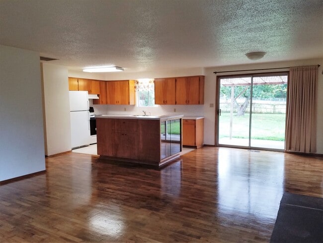 Building Photo - Classic Mid-Century Modern Rambler In Port...