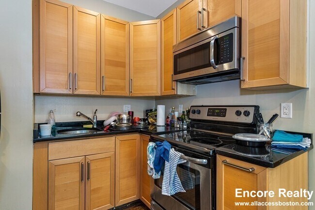 Building Photo - 1566 Tremont St