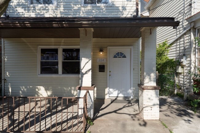 Building Photo - Updated 3BR 3 bath House with off street p...
