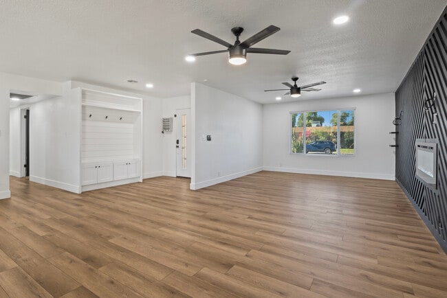 Building Photo - 2166 E Greenway Dr