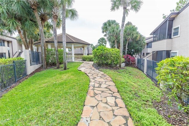Building Photo - Beautiful  Remodeled First Floor 2/2 Condo...