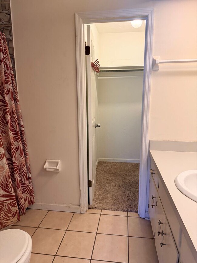 Building Photo - Pet Friendly, 2BR/2BA Condo with Reserved Parking & Pool! Close to FSU, FAMU & TSC!