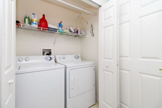 Building Photo - ** SPACIOUS 3 BED/2 BATH COACH HOME WITH T...