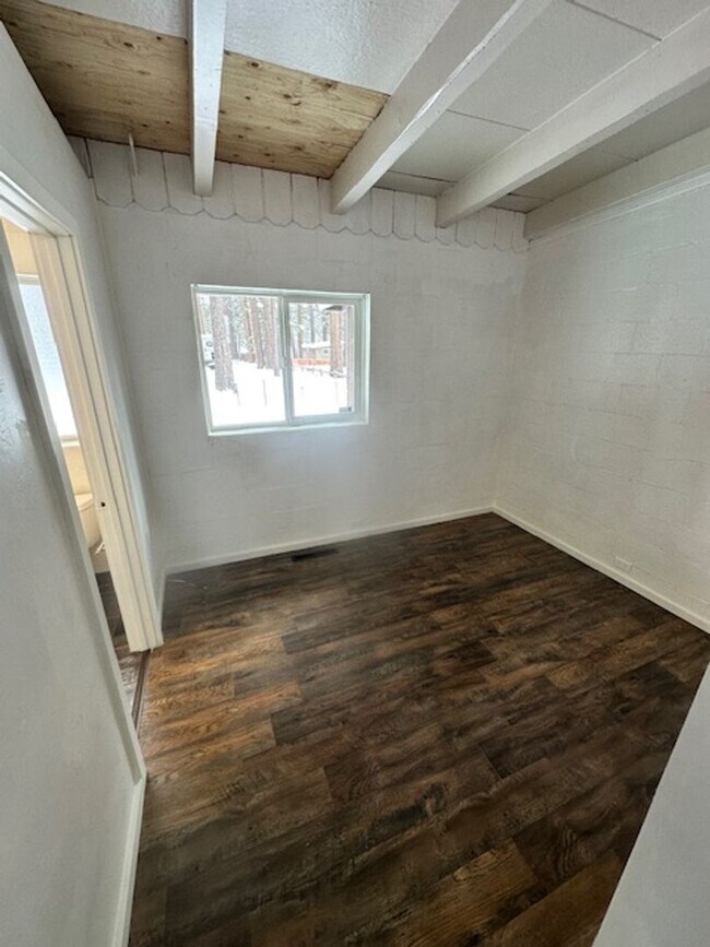 Building Photo - 2Bd home close to Bijou school! Call for availability today!